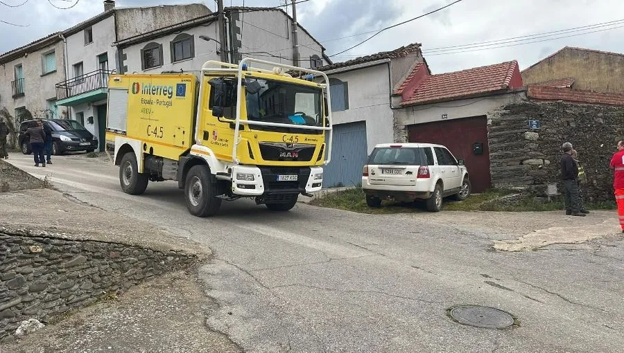 Foto 3 - Movilizadas varias dotaciones de Bomberos por el incendio de una vivienda en Robleda