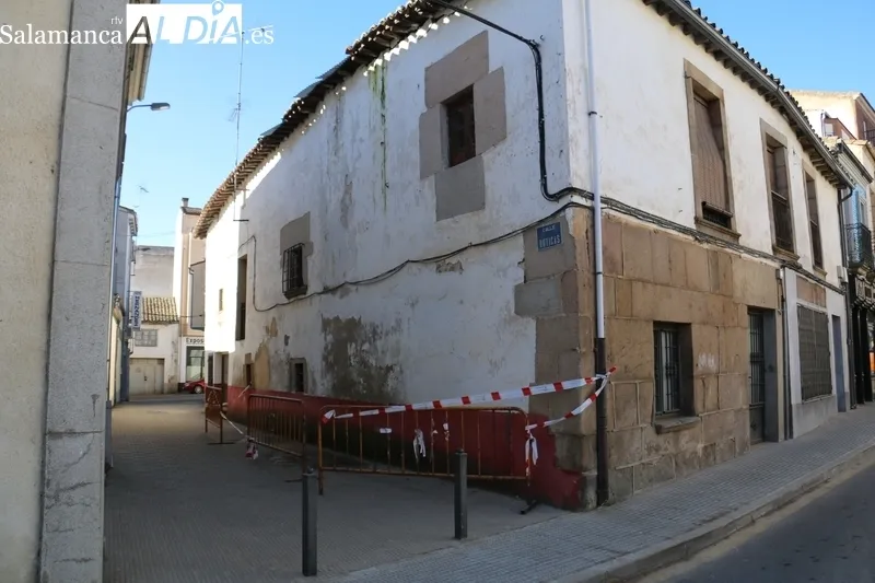 Edificio de la calle Boticas y Pedro Velasco sobre el que también se ha iniciado expediente de ruina / CORRAL