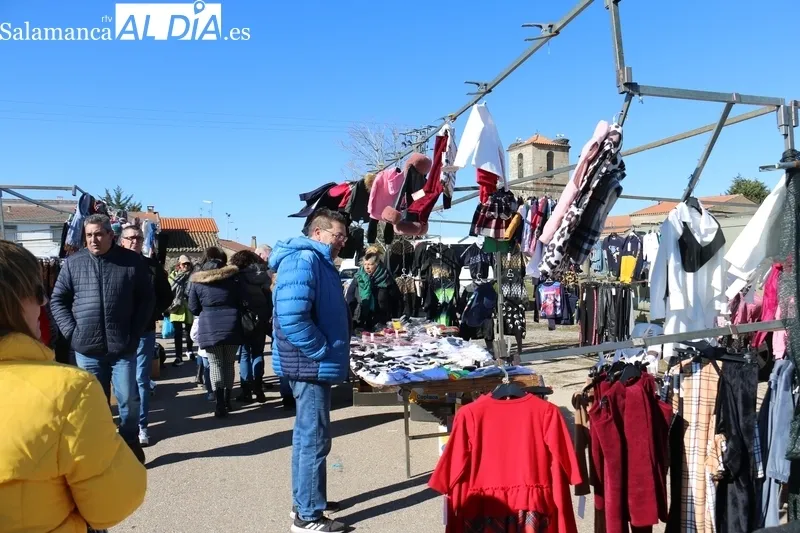 Multitudinario mercadillo portugués en Trabanca el de este primer domingo de febrero / CORRAL 