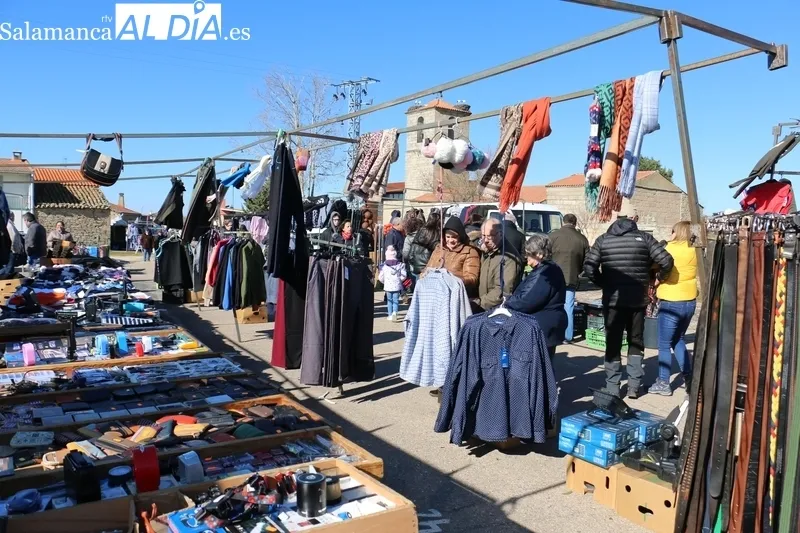 Multitudinario mercadillo portugués en Trabanca el de este primer domingo de febrero / CORRAL 