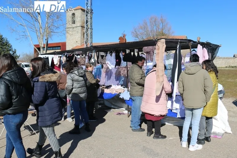 Multitudinario mercadillo portugués en Trabanca el de este primer domingo de febrero / CORRAL 