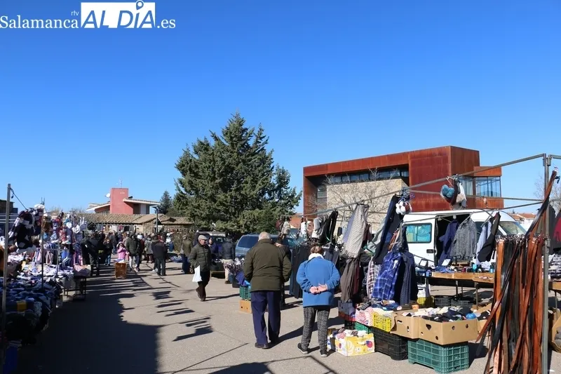 Multitudinario mercadillo portugués en Trabanca el de este primer domingo de febrero / CORRAL 