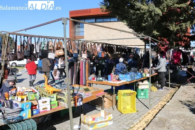 Multitudinario mercadillo portugués en Trabanca el de este primer domingo de febrero / CORRAL 