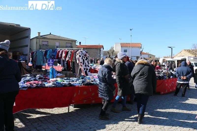 Multitudinario mercadillo portugués en Trabanca el de este primer domingo de febrero / CORRAL 