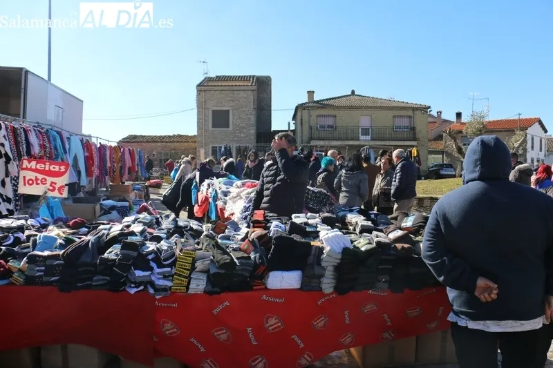 Multitudinario mercadillo portugués en Trabanca el de este primer domingo de febrero / CORRAL 