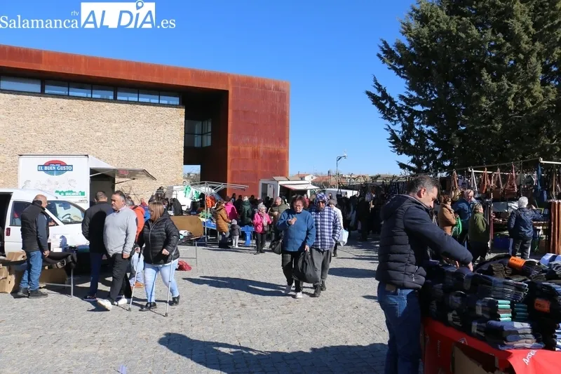 Multitudinario mercadillo portugués en Trabanca el de este primer domingo de febrero / CORRAL 