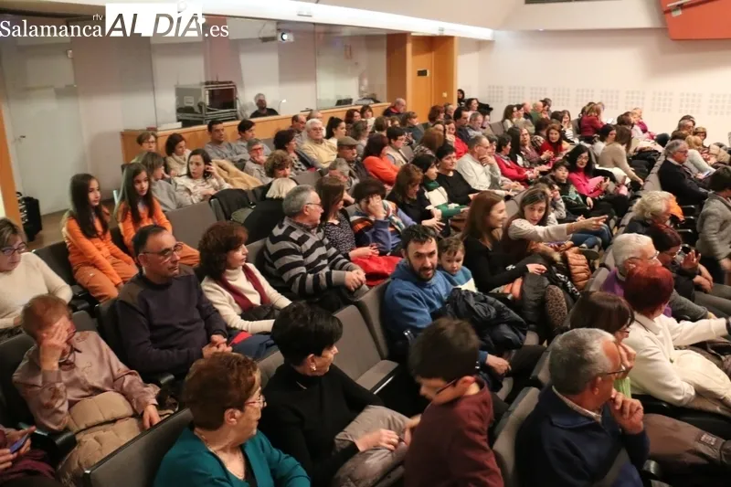 Representación de 'El Principito, el musical' por el Colectivo Teatro Telar en Vitigudino  / CORRAL