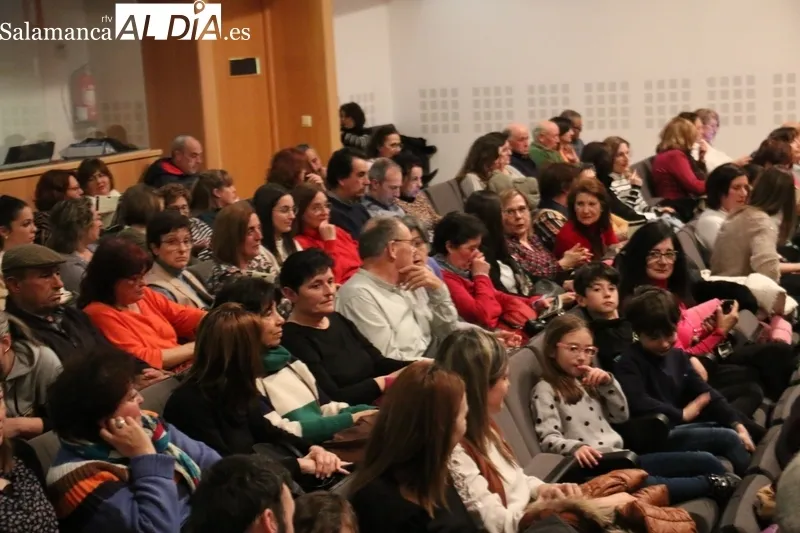 Representación de 'El Principito, el musical' por el Colectivo Teatro Telar en Vitigudino  / CORRAL