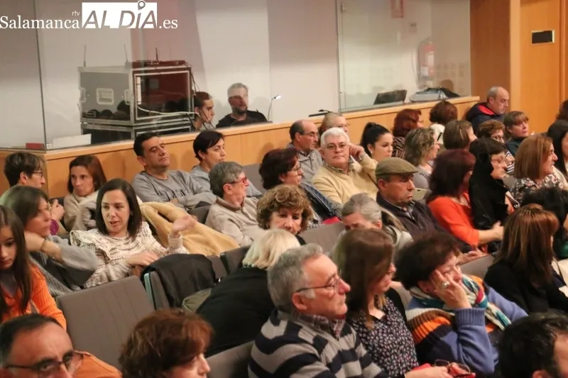 Representación de 'El Principito, el musical' por el Colectivo Teatro Telar en Vitigudino  / CORRAL