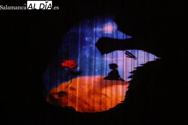 Representación de 'El Principito, el musical' por el Colectivo Teatro Telar en Vitigudino  / CORRAL