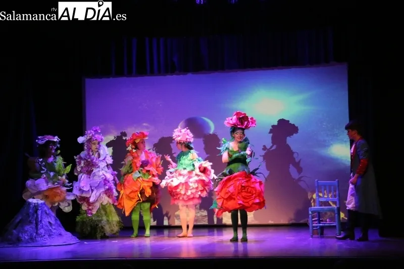 Representación de 'El Principito, el musical' por el Colectivo Teatro Telar en Vitigudino  / CORRAL