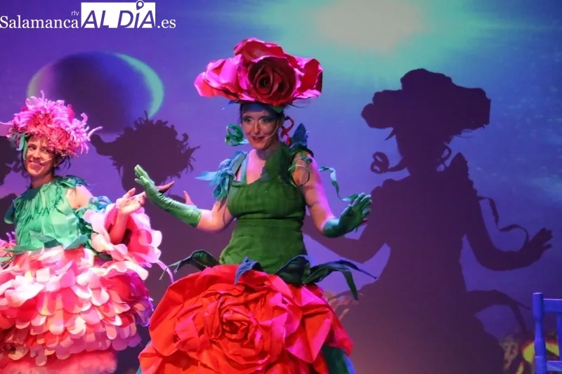 Representación de 'El Principito, el musical' por el Colectivo Teatro Telar en Vitigudino  / CORRAL