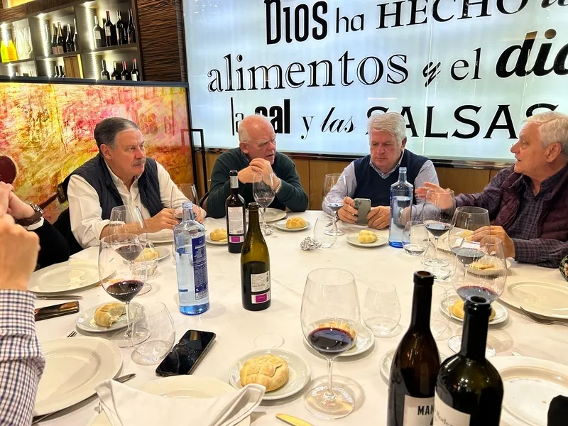 Miembrios de la asociación Cata Añada durante la cata de Hito 2020 en el Retaurante Hispania 20 / FOTOS: JAVIER BRAGADO  
