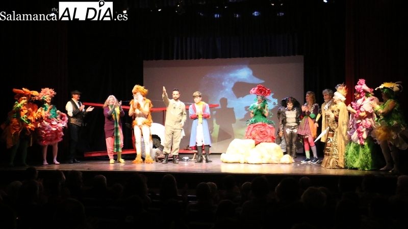 Representación de 'El Principito, el musical' por el Colectivo Teatro Telar en Vitigudino  / CORRAL