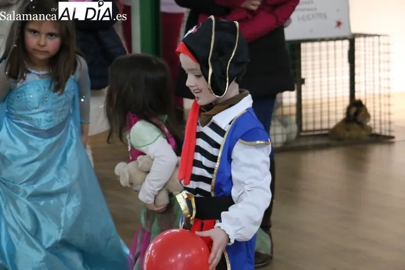 Los más pequeños de Vitigudino disfrutaron este domingo del Carnaval / CORRAL