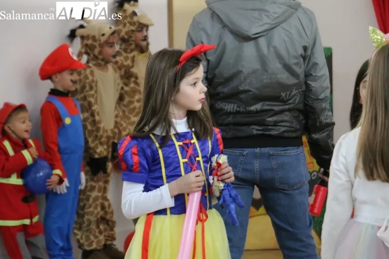 Los más pequeños de Vitigudino disfrutaron este domingo del Carnaval / CORRAL