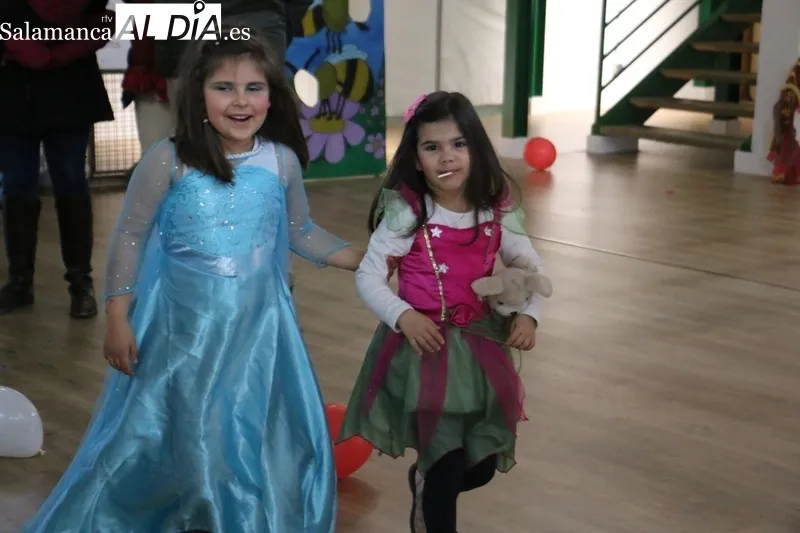 Los más pequeños de Vitigudino disfrutaron este domingo del Carnaval / CORRAL