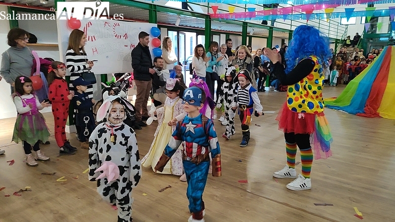 Los más pequeños de Vitigudino disfrutaron este domingo del Carnaval / CORRAL