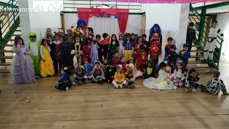 Los más pequeños de Vitigudino disfrutaron este domingo del Carnaval / CORRAL
