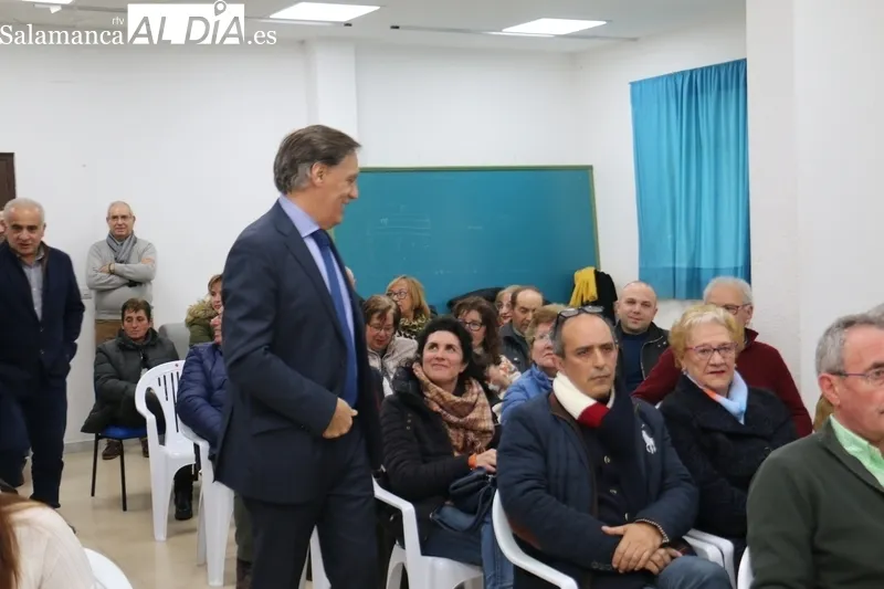 Encuentro de Carlos García Carballo en Vitigudino con alcaldes, concejales y militantes del PP de la comarca / CORRAL 