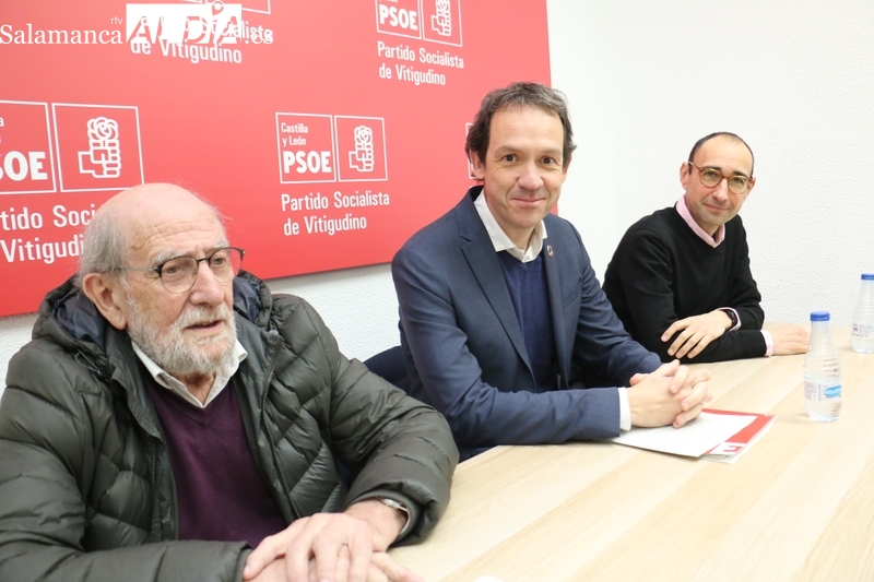 Javier Muñiz, Marc Pons y David Serrada en la charla celebrada en Vitigudino sobre transición energética  / CORRAL 