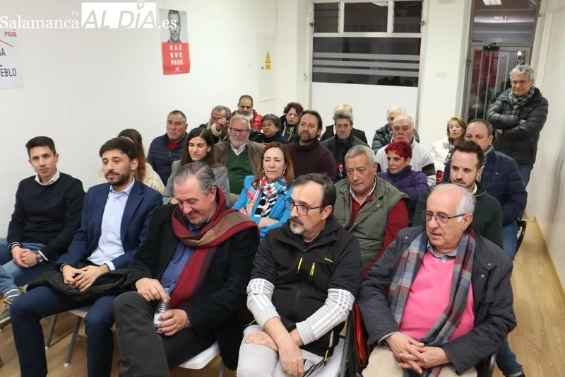 Asistentes a charla coloquio celebrada en Vitigudino sobre transición ecológica ofrecida por Marc Pons / CORRAL 