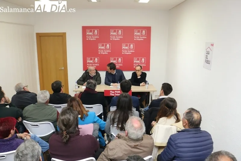 Asistentes a charla coloquio celebrada en Vitigudino sobre transición ecológica ofrecida por Marc Pons / CORRAL 