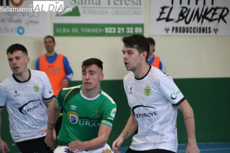 Foto 8 - Partidazo, triunfo y cortocircuito arbitral en Alba (10-7)