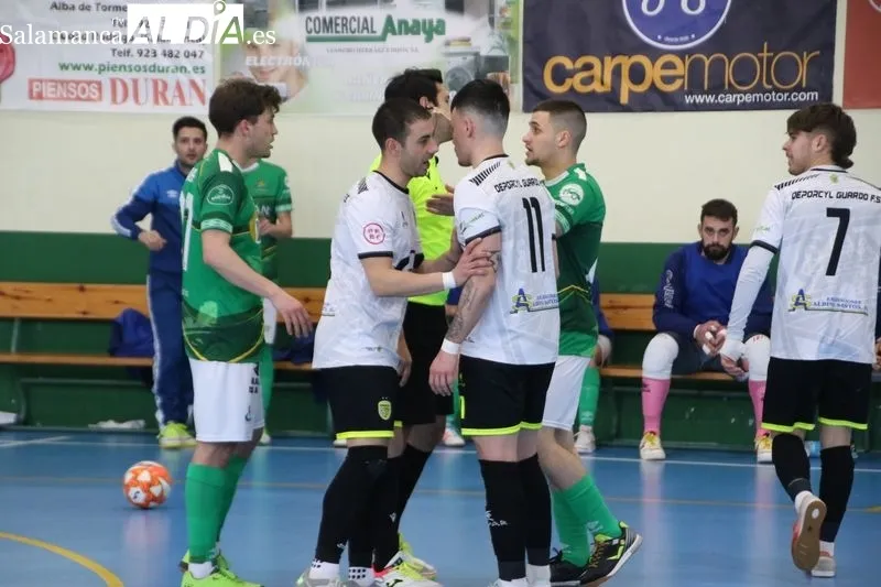 Foto 13 - Partidazo, triunfo y cortocircuito arbitral en Alba (10-7)