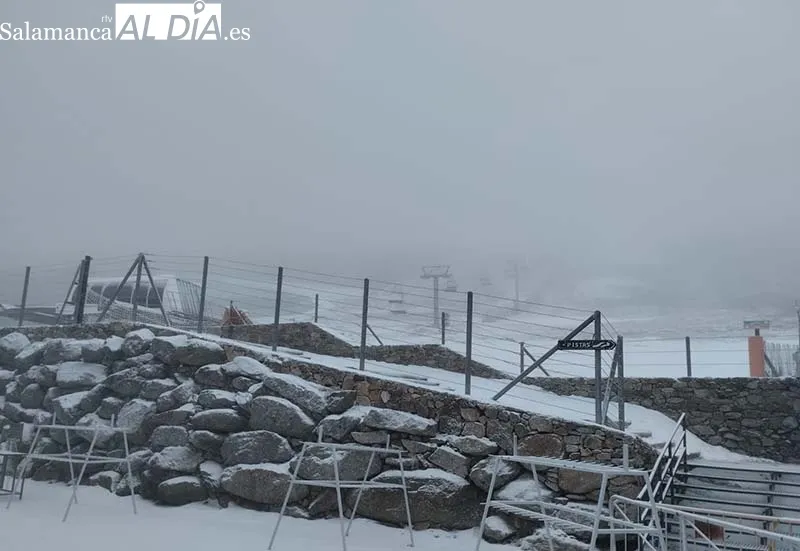 Foto 3 - La Covatilla amanece con el blanco de la nieve