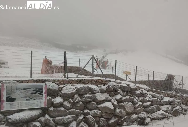 Foto 2 - La Covatilla amanece con el blanco de la nieve