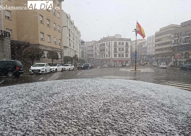 Foto 2 - La nieve comienza a caer en B&eacute;jar