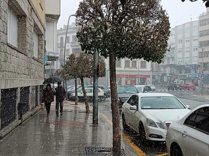 Foto 3 - La nieve comienza a caer en B&eacute;jar