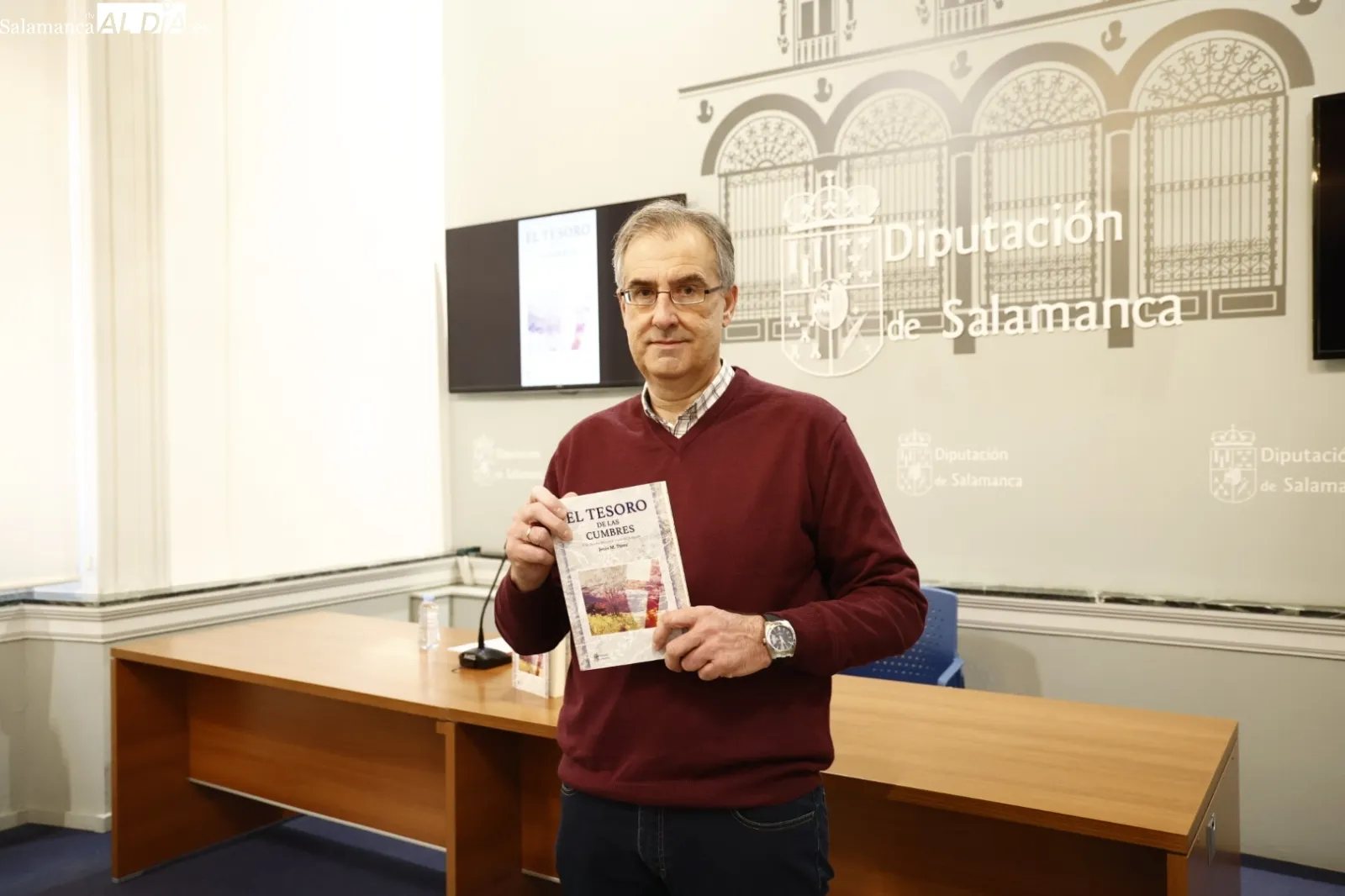 El diputado de Cultura, David Mingo, junto con el autor del libro, Jesús M. Pérez, presentan la publicación 'El Tesoro de las Cumbres'. Foto de David Sañudo