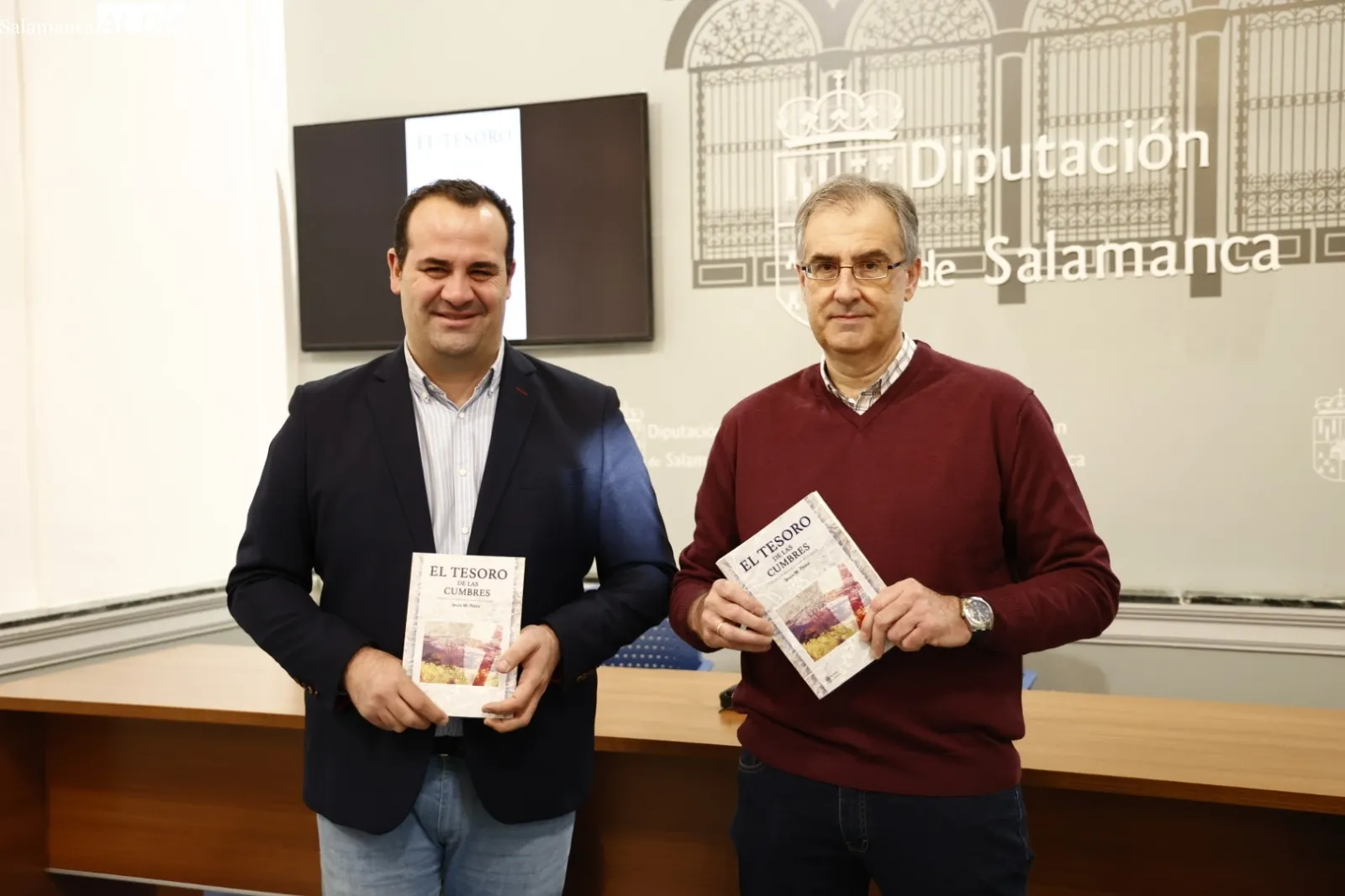El diputado de Cultura, David Mingo, junto con el autor del libro, Jesús M. Pérez, presentan la publicación 'El Tesoro de las Cumbres'. Foto de David Sañudo