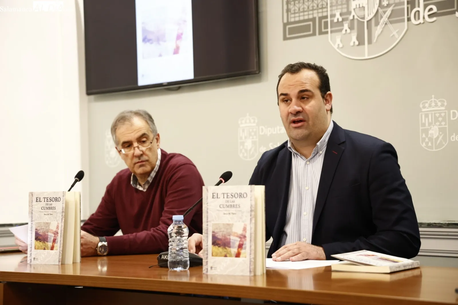 El diputado de Cultura, David Mingo, junto con el autor del libro, Jesús M. Pérez, presentan la publicación 'El Tesoro de las Cumbres'. Foto de David Sañudo