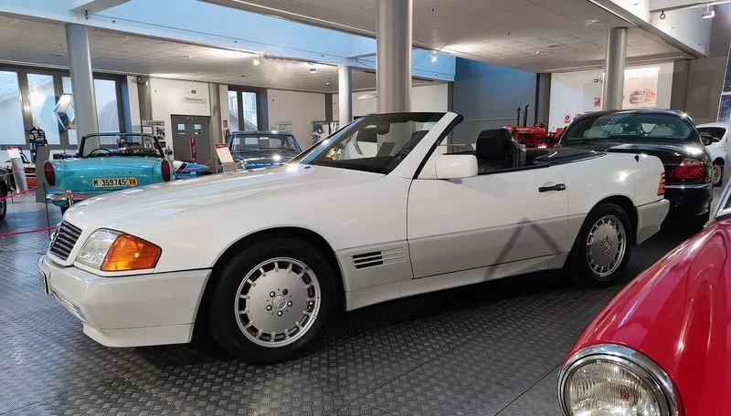 Mercedes Benz 300 SL del año 1991 utilizado por el pintor salmantino Zacarías González en sus últimos desplazamientos