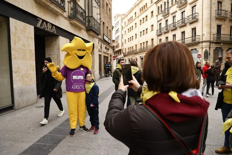 Foto 53 - La Marea Amarilla sale a la calle para dar visibilidad a las Enfermedades Raras