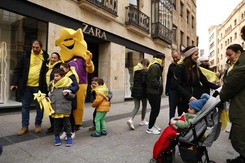 Foto 52 - La Marea Amarilla sale a la calle para dar visibilidad a las Enfermedades Raras