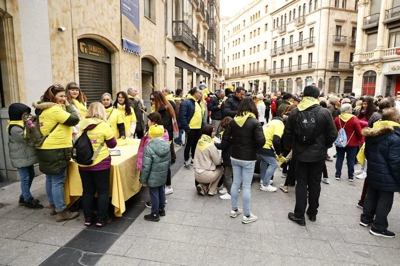 Foto 42 - La Marea Amarilla sale a la calle para dar visibilidad a las Enfermedades Raras