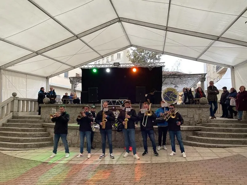 Foto 5 - La II Trompetada Carnavalesca llena la plaza de Juli&aacute;n Coca en Guijuelo