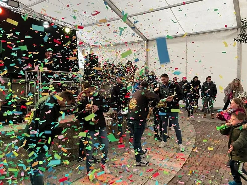 Foto 7 - La II Trompetada Carnavalesca llena la plaza de Juli&aacute;n Coca en Guijuelo