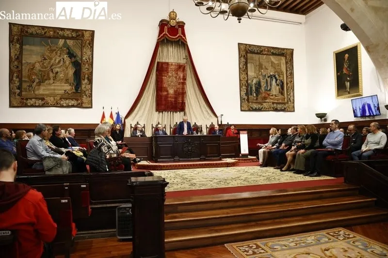 Reconocimientos al personal del PAS de la Universidad de Salamanca, en el Paraninfo. Foto de David Sañudo