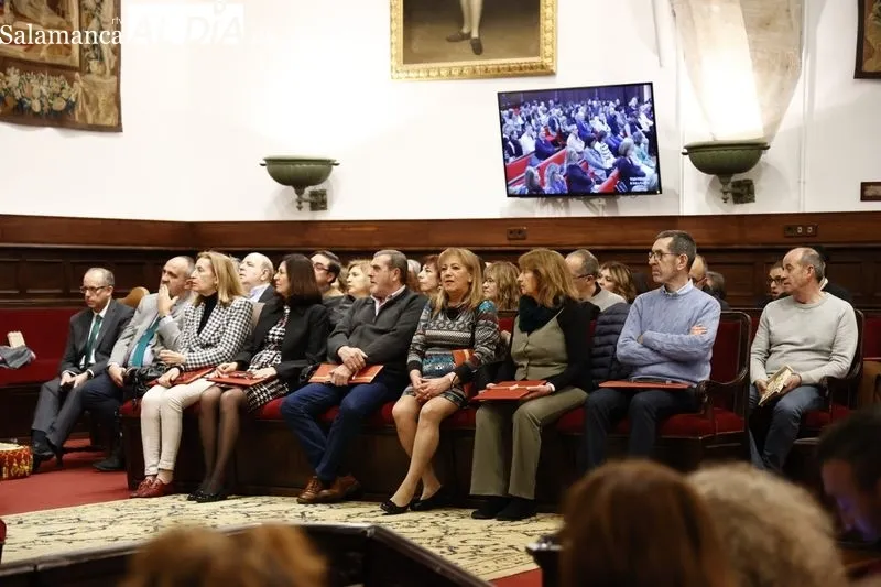 Reconocimientos al personal del PAS de la Universidad de Salamanca, en el Paraninfo. Foto de David Sañudo