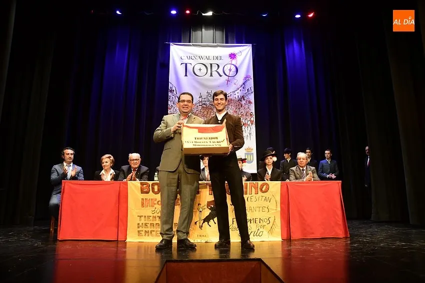 Foto 3 - Domingo Delgado imparte una lecci&oacute;n de historia taurina en el preg&oacute;n bolsinista
