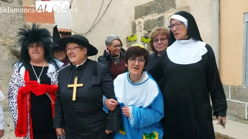 El grupo de disfrazados ha recorrido las calles del pueblo