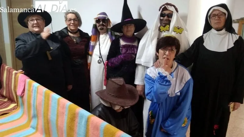 El grupo de disfrazados ha recorrido las calles del pueblo