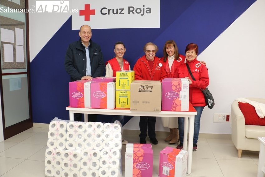 Momento en el que el consejero delegado de Saloro, Agne Ahlenius, hacía entrega del lote de productos a los voluntarios de Cruz Roja / CORRAL 