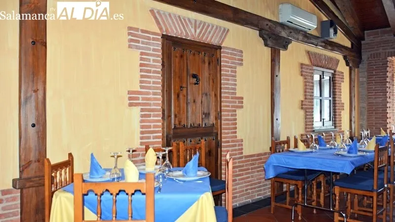 El restaurante La Tinaja está ubicado en la plaza del castillo de Sobradillo, frente al Torreón que acoge la casa del parque Arribes del Duero