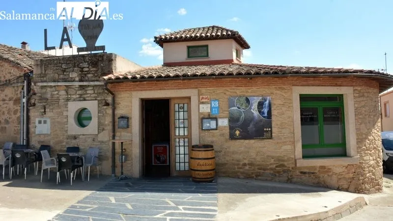 El restaurante La Tinaja está ubicado en la plaza del castillo de Sobradillo, frente al Torreón que acoge la casa del parque Arribes del Duero